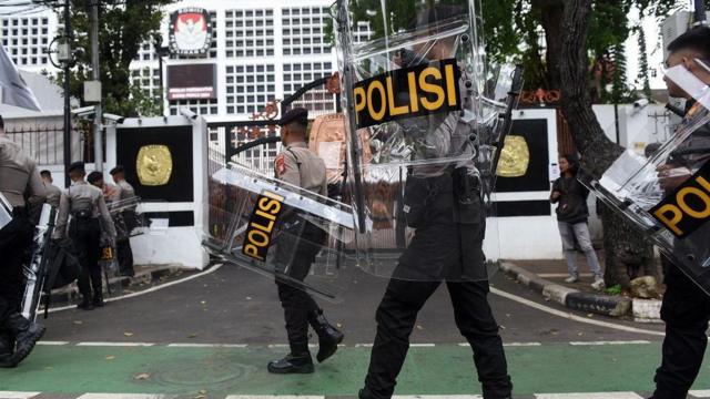 Polisi berjaga di sekitar area Gedung KPU, Jakarta, Senin (18/3/2024). 