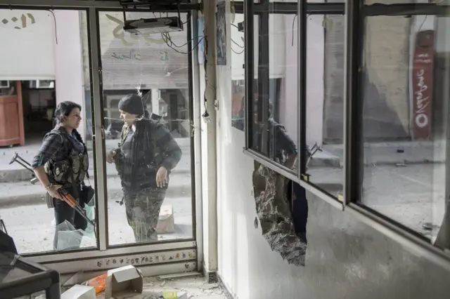 حفظ امنیت مناطق باز پس گرفته شده بر عهده ی زنان و دختران مبارز است. نوامبر ۲۰۱۴