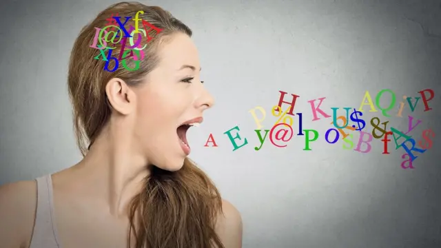 Mujer con letras en la cabeza y saliendo de la boca