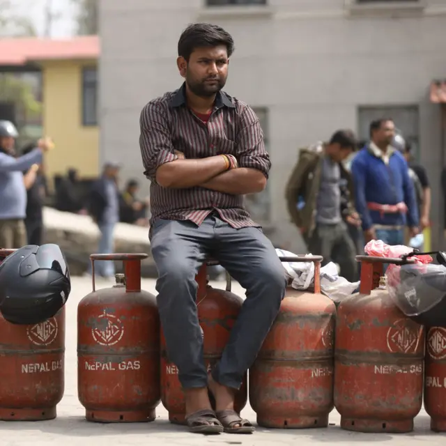 आधा सिलिन्डर ग्यास बिक्री गर्न सुरु भएसँगै शुक्रवार टेकुस्थित निगमको कार्यालय पुगेका उपभोक्ता