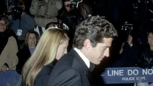 Джон Ф. Кеннеді-молодший і Керолін Бессетт під час 30-ї річниці Музею американського мистецтва Вітні в Нью-Йорку, штат Нью-Йорк, США