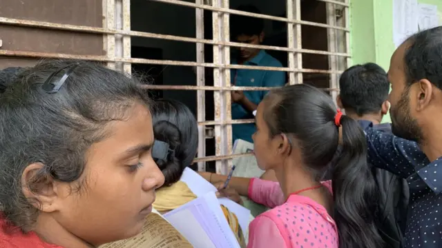 एडमिशन लेने आए छात्र