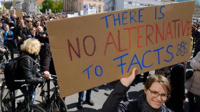 تظاهرة تطالب بالحقائق في مواجهة الأخبار الكاذبة