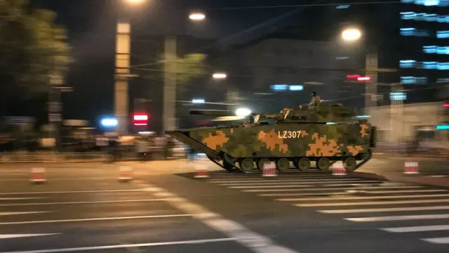 一辆军车开过