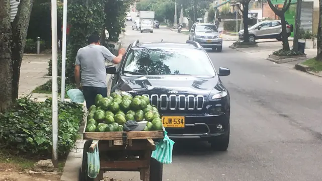 Vendedor de aguacates en una calle de Bogotá