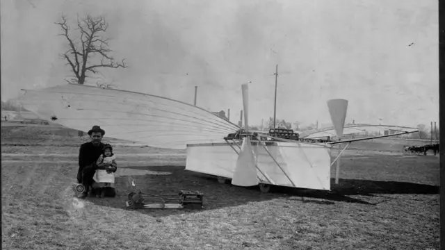 జర్మనీలో పుట్టి అమెరికాలో జీవించిన గుస్తావ్ వైస్‌కాఫ్ 1901లోనే విమానంలో గాల్లోకి ఎగిరారని అంటారు.