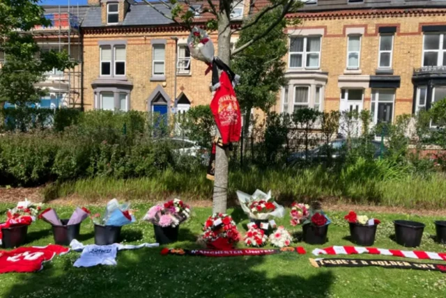 Karangan bunga duka cita dan berbagai syal diletakkan sebagai tanda belasungkawa atas meninggalnya Diogo Jota.