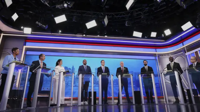 Nove candidatos a prefeito de Nova York em pé em um palco