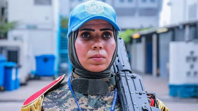 Umusirikare wa MONUSCO ari mu muhango wo kwizihiza umunsi mpuzamahanga w’ingabo za ONU ku biro bikuru bya MONUSCO mu kwezi gushize kwa Gicurasi