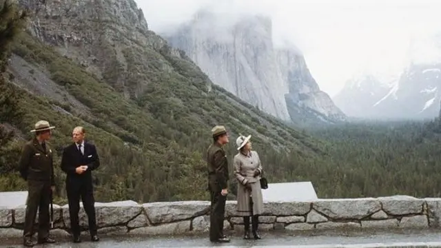  Malkia Elizabeth II na Prince Philip walizungumza na walinzi wa Hifadhi ya Kitaifa wakati wa ziara ya Yosemite