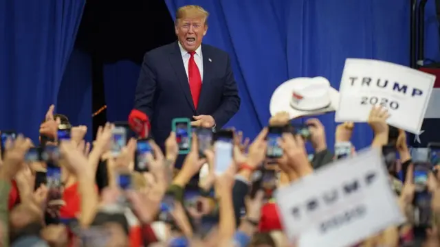 जरिबाना बापतको रकम ट्रम्पले आफ्नो कुनै पनि किसिमको सम्बन्ध नभएका आठ परोपकारी संस्थालाई दिनुपर्नेछ।