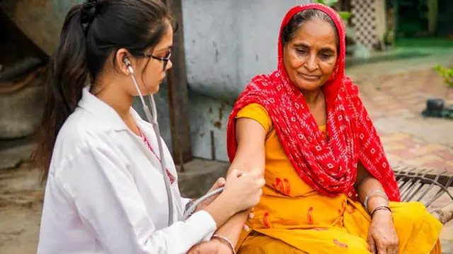 ਬਜ਼ੁਰਗ ਡਾਕਟਰ ਨਾਲ 