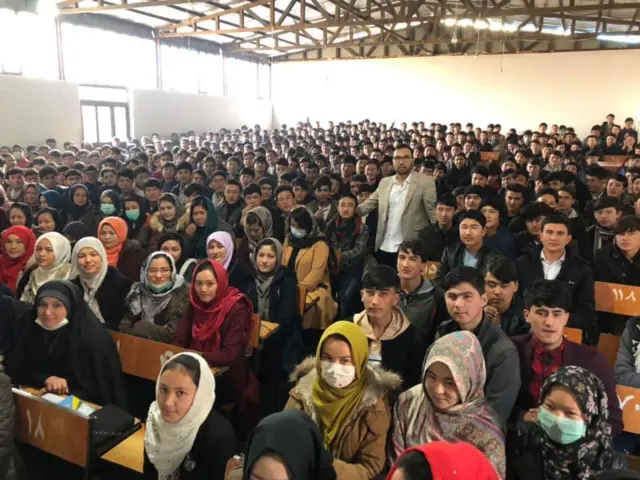 م﻿ختار مدبر در میان دانش آموزانش در آموزشگاه کاج