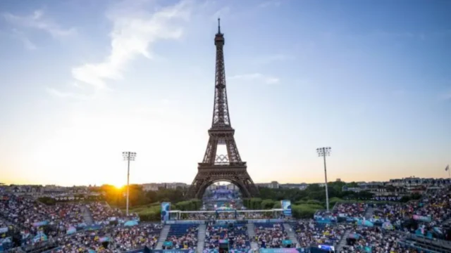 ஈபிள் கோபுரத்தில் ஏறியதற்காக ஒருவர் கைது செய்யப்பட்டார்