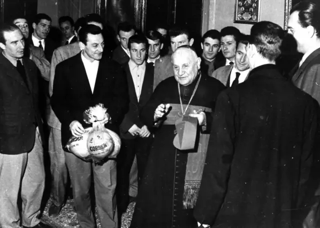 Papa 23. John etrafındakilerle yürüyor