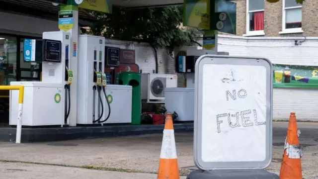 Gasolinera cerrada en Reino Unido por la crisis de combustible.