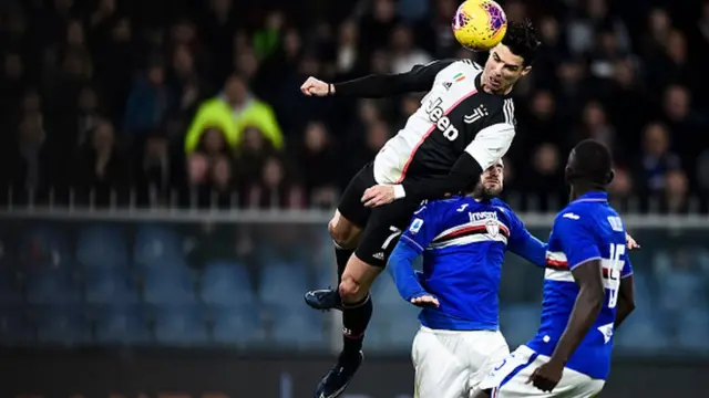 Cristiano Ronaldo cabeceando a bola