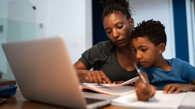 Mãe e filho estudandocodigo bonus promocional betanonotebook