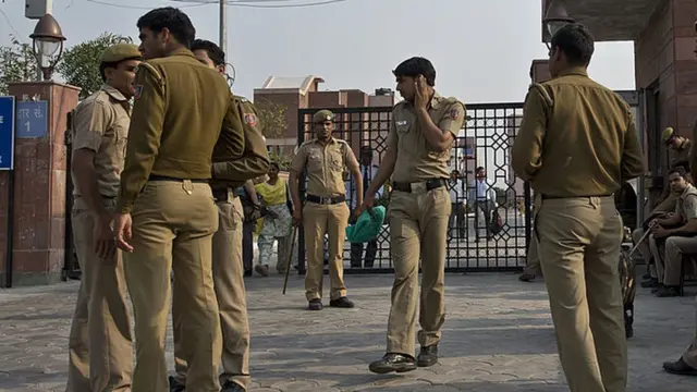 अदालत के बाहर पुलिसकर्मी