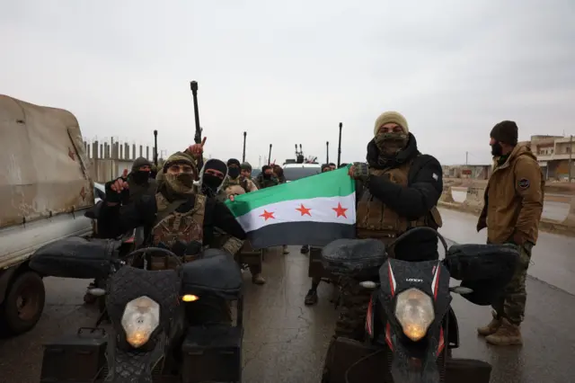 جانب من دخول قوات تابعة للجيش السوري إلى بلدة دير حافر في ريف حلب الشرقي