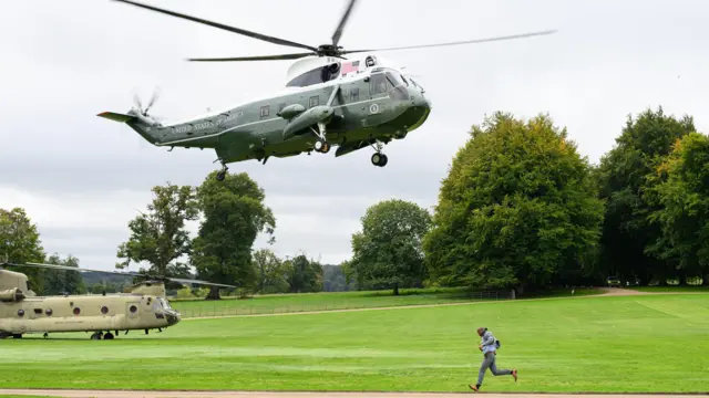 Marine One atterrit alors que le président américain Donald Trump arrive à Chequers, près d'Aylesbury dans le Buckinghamshire.