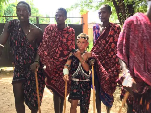 Oscar se dit fier de ses habits Maasaï