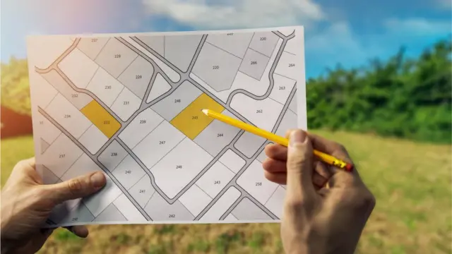 કોઈ વ્યક્તિને જમીન ખરીદવી હોય તો તેના માટે 8-અ અને 7/12 નામના બે દસ્તાવેજ ચકાસવાના હોય છે