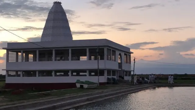 जहां आरसीपी मंदिर और तालाब के पास बैठे थे