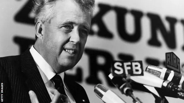 Apel je bio ministar finansija u vladi SR Nemačke od 1974. do 1978. godine