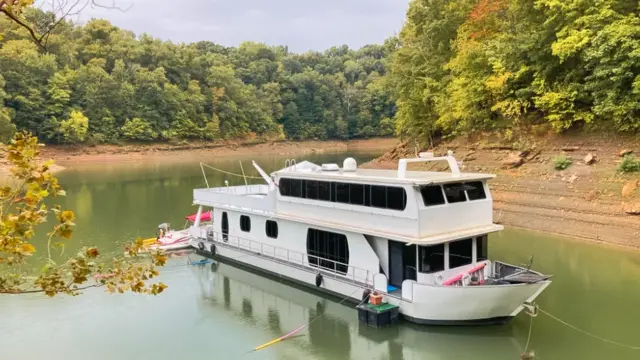 Maison-bateau où le scientifique vit la moitié de l'année.