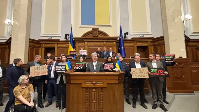 Депутати Верховної Ради біля трибуни 