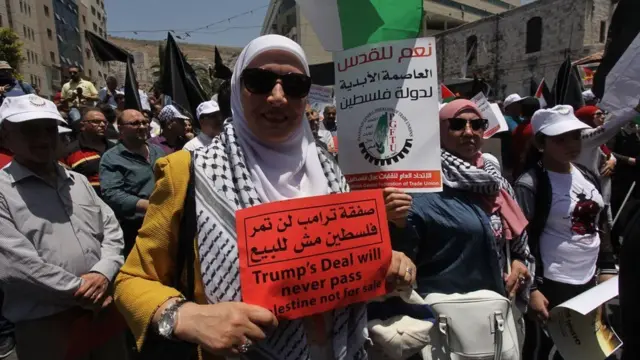 فلسطينيون يحتجون رافضين صفقة القرن