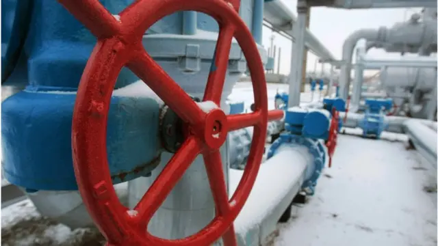 Україна імпортує газ із Європи. А та отримує багато із Росії. Але і в Європі газу нині бракує