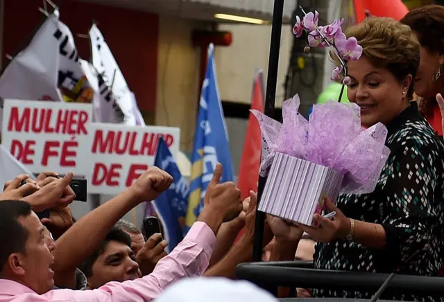 Dilma recebeu flores durante a campanhaapostas desportivas hoje2014