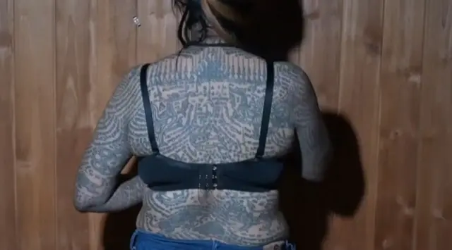 Obinrin to ya tattoo si ara