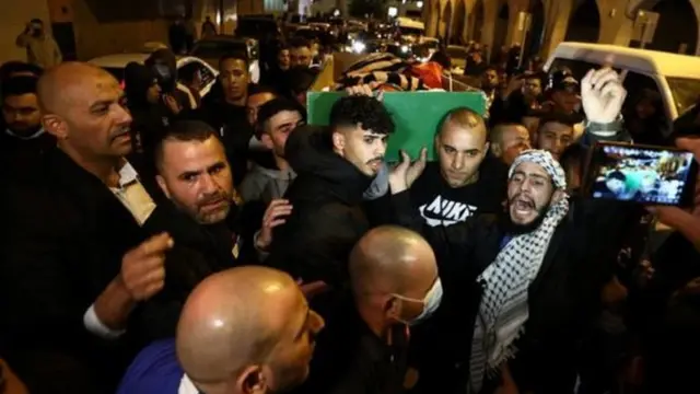 হাজার হাজার মানুষ তার মৃত্যুতে রাস্তায় নেমে প্রতিবাদ জানায়