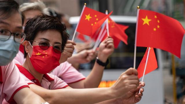 中国国庆日亲北京香港群众挥舞五星红旗巡游（1/10/2020）