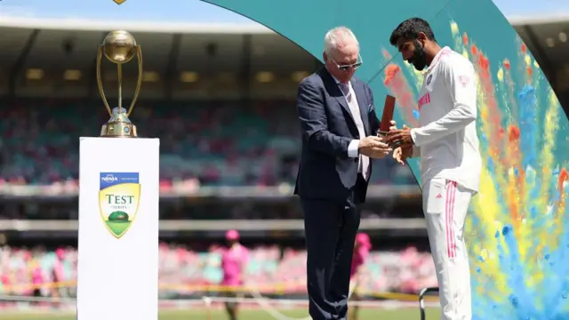 प्लेयर ऑफ़ द सिरीज़ अवार्ड लेते हुए जसप्रीत बुमराह की तस्वीर