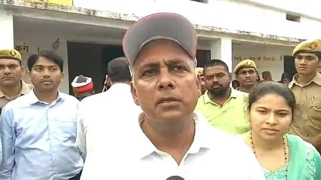 జిల్లా అధికారి అనురాగ్ తివారీ