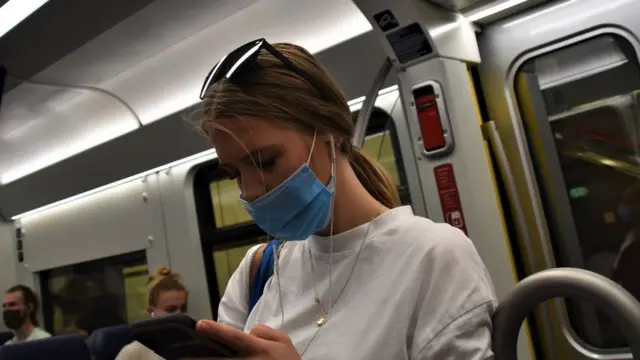 жінка потяг маски