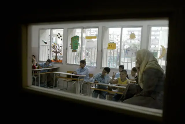 عدد من المدارس في لبنان تحوّل إلى مراكز لإيواء النازحين، ما دفع وزارة التربية إلى اعتماد التعليم عن بعد في المدارس الرسمية خلال المرحلة الحالية.