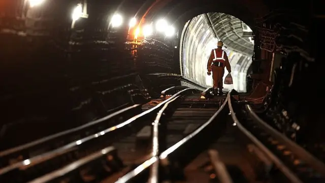 Рельсы метро