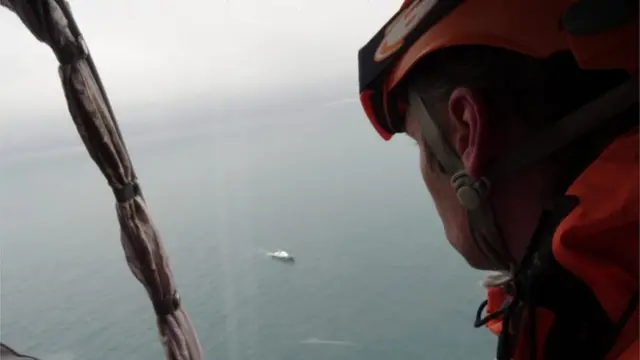 Спасатели ищут в море в районе Сочи тела погибших и обломки самолета