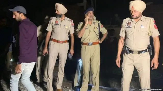 দুর্ঘটনাস্থলে পুলিশ কর্মকর্তারা