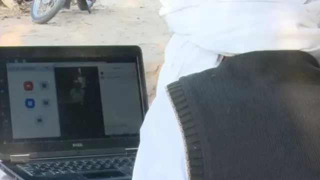 முகமது சித்திக்கி தனது சகோதரர் முகமது ஹபீப்புடன் ஃஜூமில் பேசும்போது.