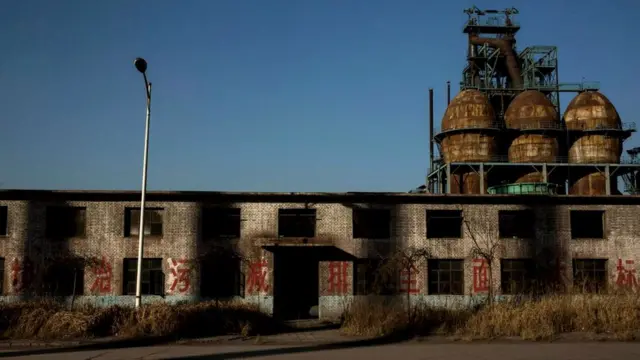 Сегодня многие государственные сталелитейные заводы закрылись и пустуют