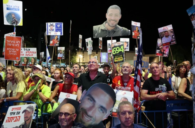 عائلات الرهائن الإسرائيليين المحتجزين لدى حماس في غزة وأنصارهم خلال مظاهرة تدعو الحكومة إلى التوقيع على اتفاق إطلاق سراح الرهائن ووقف إطلاق النار خارج مقر كرياه العسكري في تل أبيب.