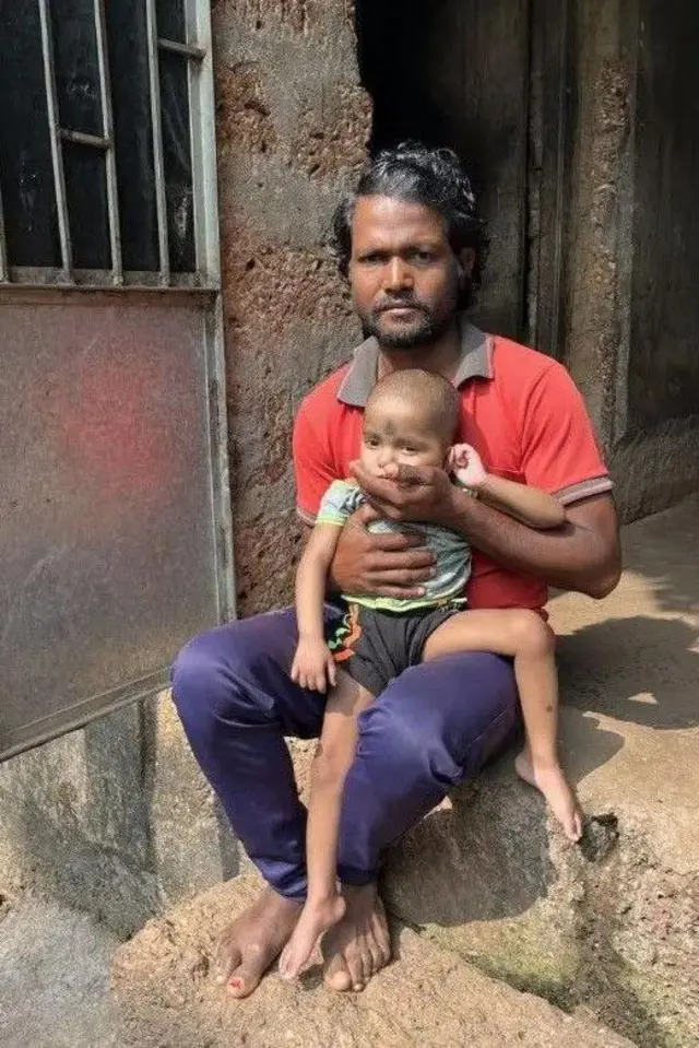 कान्हूचरण आपल्या दोन वर्षांच्या मुलीसोबत 