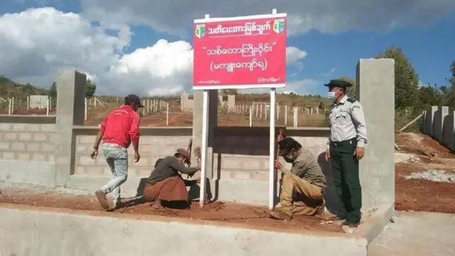 သစ်တောကြိုးဝိုင်းမြေဆိုပြီး အကွက်ချ ခြံခတ်ထားတဲ့မြေတွေထဲက အချို့ဟာ သစ်တောကြိုးဝိုင်းမြေတွေဆိုပြီး သစ်‌‌တောဌာနက ဆိုင်းဘုတ်ထောင် 