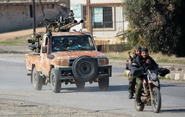 حلب: قوات المعارضة المسلحة تسيطر على أكثر من نصف مدينة حلب، والسلطات  السورية تغلق مطار المدينة - BBC News عربي